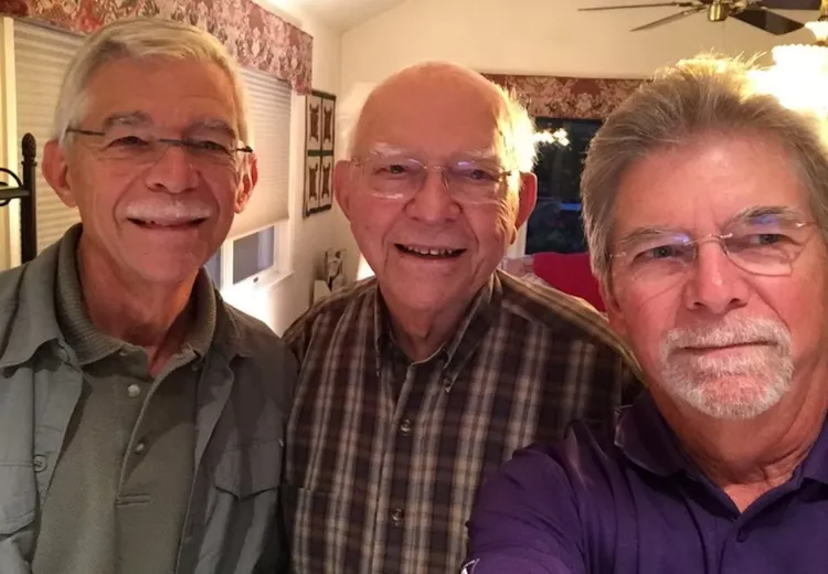 阿公史耐德（中）跟2個兒子合影。翻攝Paul Snyder family
