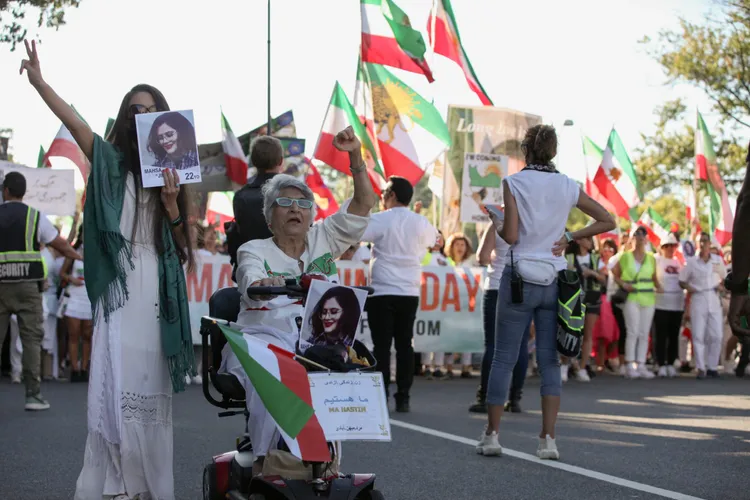 上月16日艾米妮逝世1周年，伊朗女權運動的支持者在美國白宮外集會。路透社