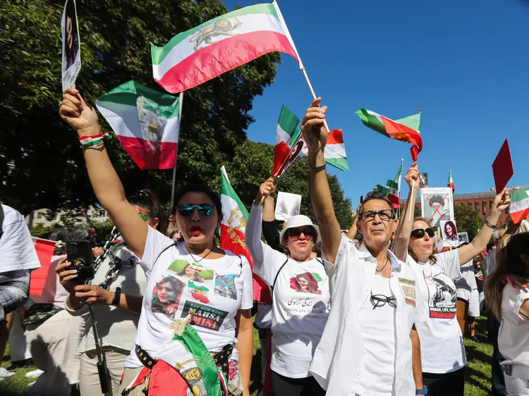 上月16日艾米妮逝世1周年，伊朗女權運動的支持者在美國白宮外集會。路透社