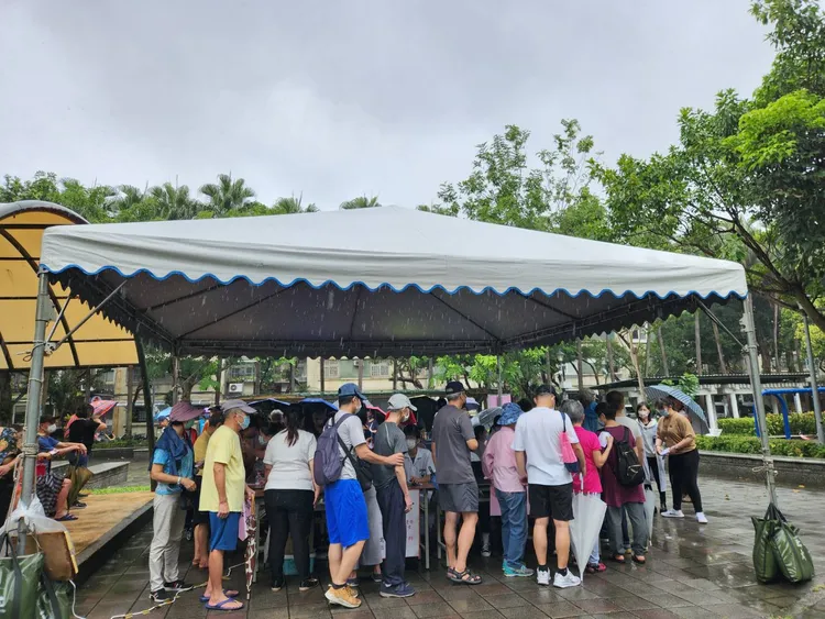 北市松山區莊敬里民戶外淋雨排隊打公費流感疫苗。秦慧珠提供