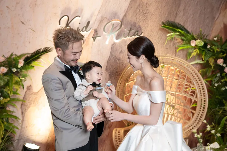 KID（左）10月大的兒子是夫妻婚禮的花童。PhiStudio提供