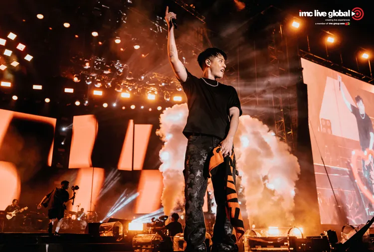 周湯豪台上被粉絲拱脫衣。環球音樂提供