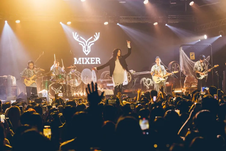 金曲樂團「麋先生」開唱，粉絲擠爆現場。相信音樂提供