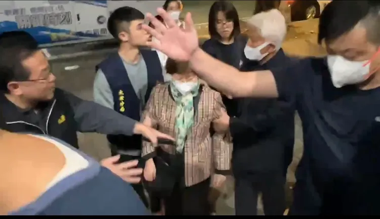 呂秀金移送北檢出現大批親友團出手擋媒體。陳彩玲攝