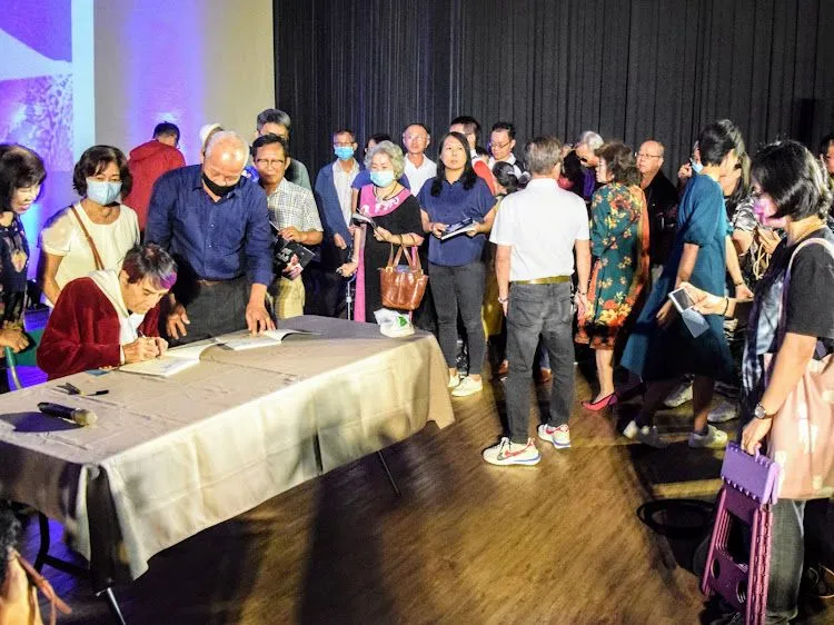 林沖唱完2小時候，還體力充沛地為粉絲簽名。經紀人提供