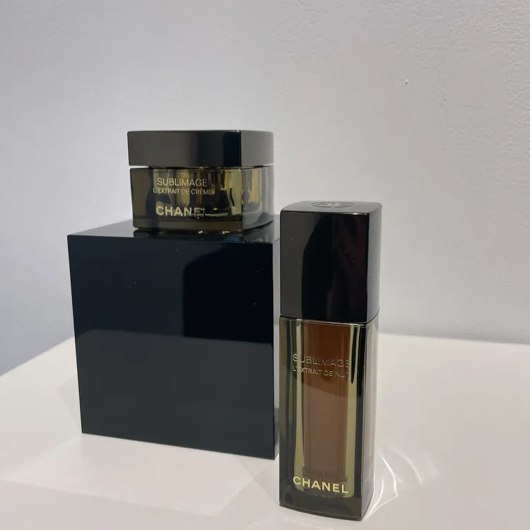香奈兒奢華極萃時光肽金露（右）30ml／2萬5700元、肽金乳霜（左）50g／2萬3000元。張家玲攝