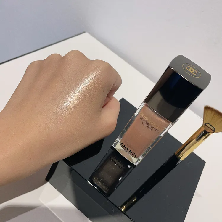 香奈兒奢華晶燦亮采露，當中擁有大小不一的珠光色素粒子。張家玲攝