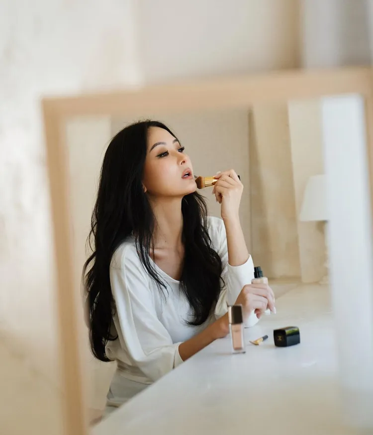 孫芸芸分享會在底妝後使用香奈兒奢華晶燦亮采露，打造透亮的肌膚光澤。翻攝孫芸芸IG
