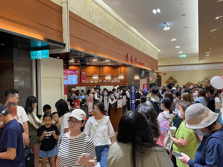 國慶焰火帶來人潮，湧現用餐人潮。台中大遠百提供