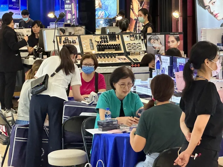 週年慶預購，化妝品表現亮眼。桃園遠百提供