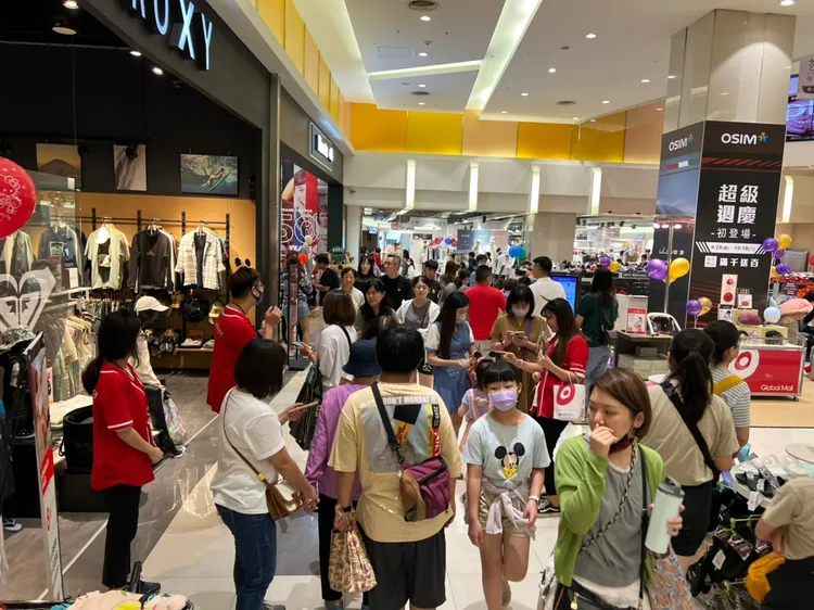 Global Mall屏東市週年慶湧買氣、人氣，休閒服飾熱賣。業者提供