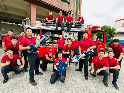 最棒生日禮物！這對夫妻生日當天行善　八德消防分隊獲贈150萬元裝備器材