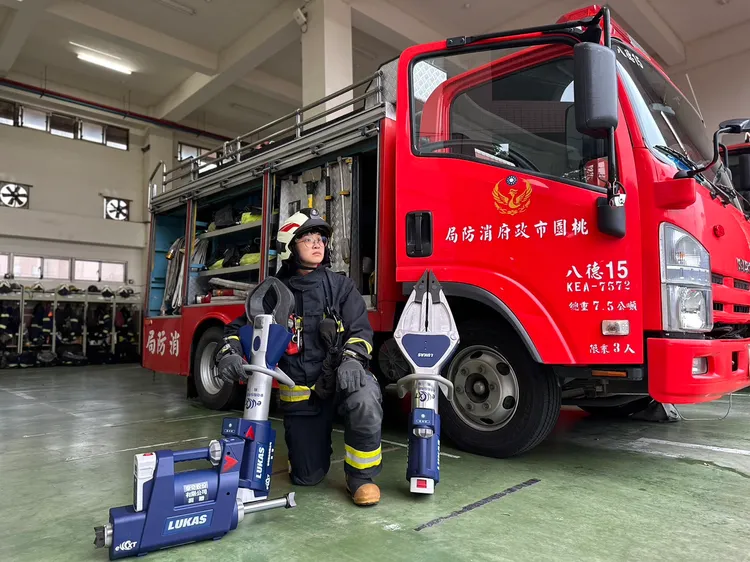 三用防水電動破壞剪具有頂規的性能和功能。八德消防分隊提供