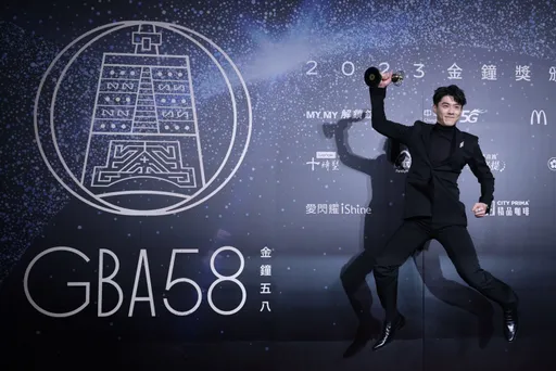 李程彬新科影帝秀台語獻獎給慈母 激動腿軟險跌倒