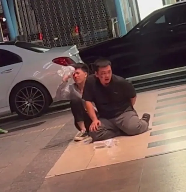 壽司店爆衝突，刺青男不蹲挨警棍。翻攝臉書「●【爆廢公社二館】●」
