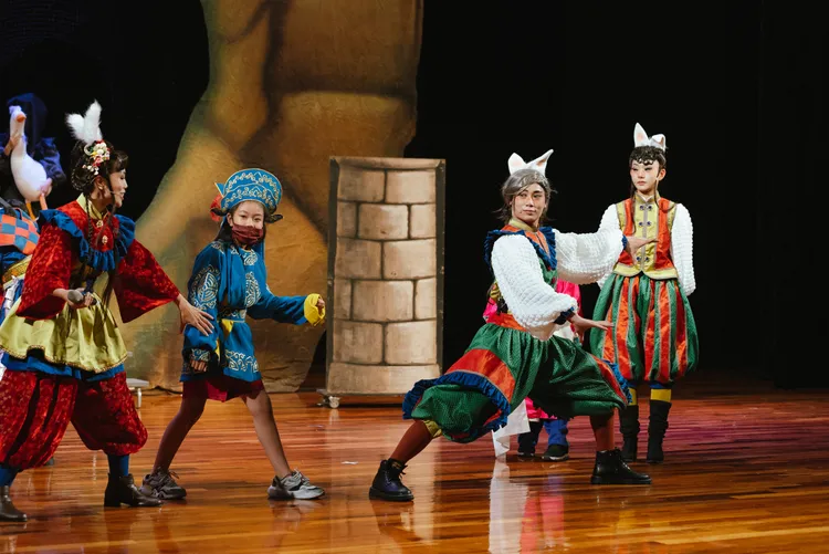 學童參與尚和歌仔戲劇團的《我的玉兔奶奶是隻大野狼》演出。文化局提供