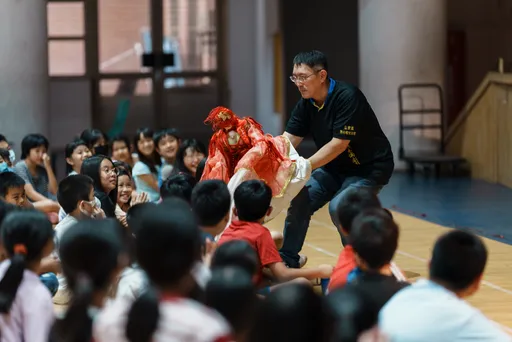 落實藝文平權!劇團前進偏鄉校園 高雄7000名學童體驗傳統表演藝術