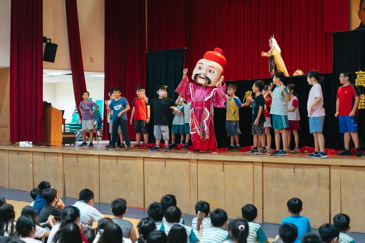 金鷹閣電視木偶劇團於楠梓區翠屏國小演出。文化局提供