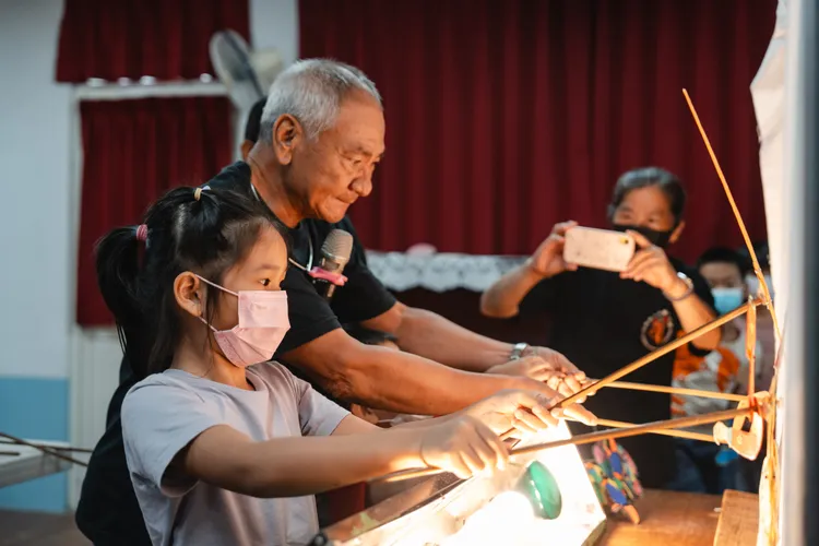 永興樂皮影劇團在六龜區新威國小演出。文化局提供