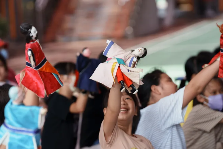 天宏園掌中劇團在大樹區姑山國小演出，邀請孩子們操作戲偶。文化局提供