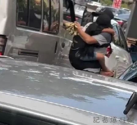 苦情男抱孩穿梭車陣賣玉蘭花是假的　竟幫男童戴假髮博取同情