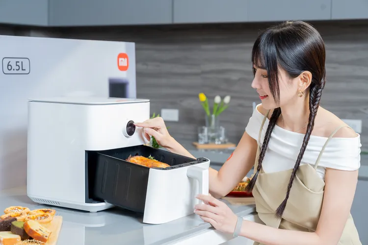Xiaomi 智慧氣炸鍋 6.5L推出白色與黑色兩款顏色供選擇。業者提供