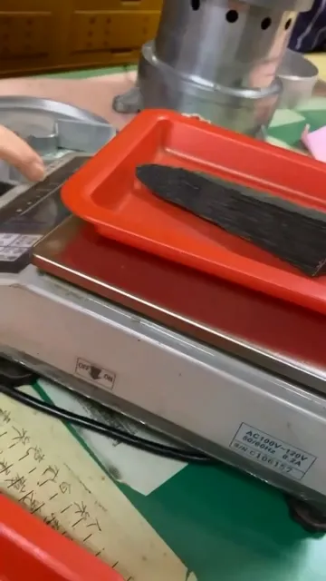 民眾曾拍下中藥行販賣犀牛角粉的畫面。民眾提供