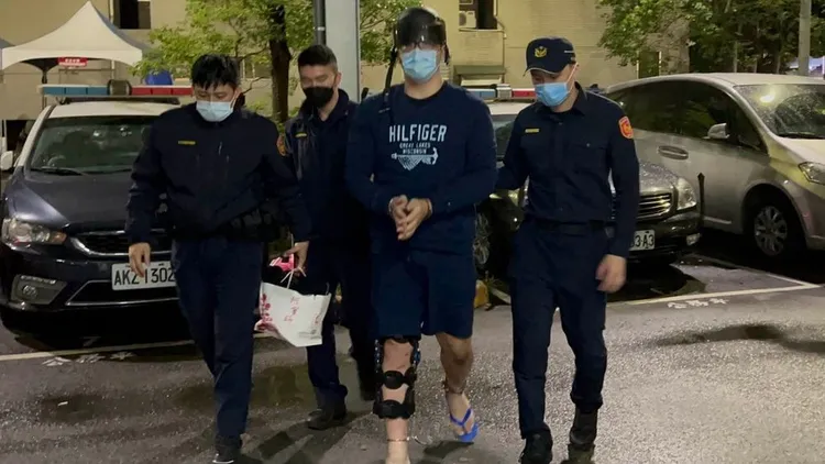 警方將劉男帶回偵訊。民眾提供