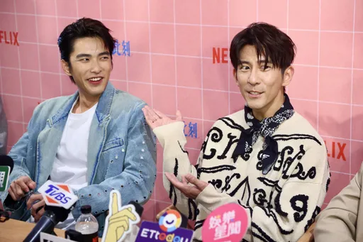 曾敬驊辦公桌撲倒賈靜雯 修杰楷點評讚美:很棒耶