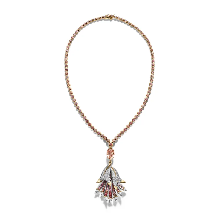 劉嘉玲佩戴的鉑金與18K金鑲嵌主石逾8克拉未經優化處理斯里蘭卡帕帕拉夏藍寶石、Umba藍寶石及鑽石鍊墜。品牌提供