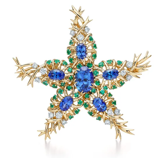 言承旭佩戴的Schlumberger 18K金與鉑金鑲嵌丹泉石、祖母綠與鑽石胸針。品牌提供