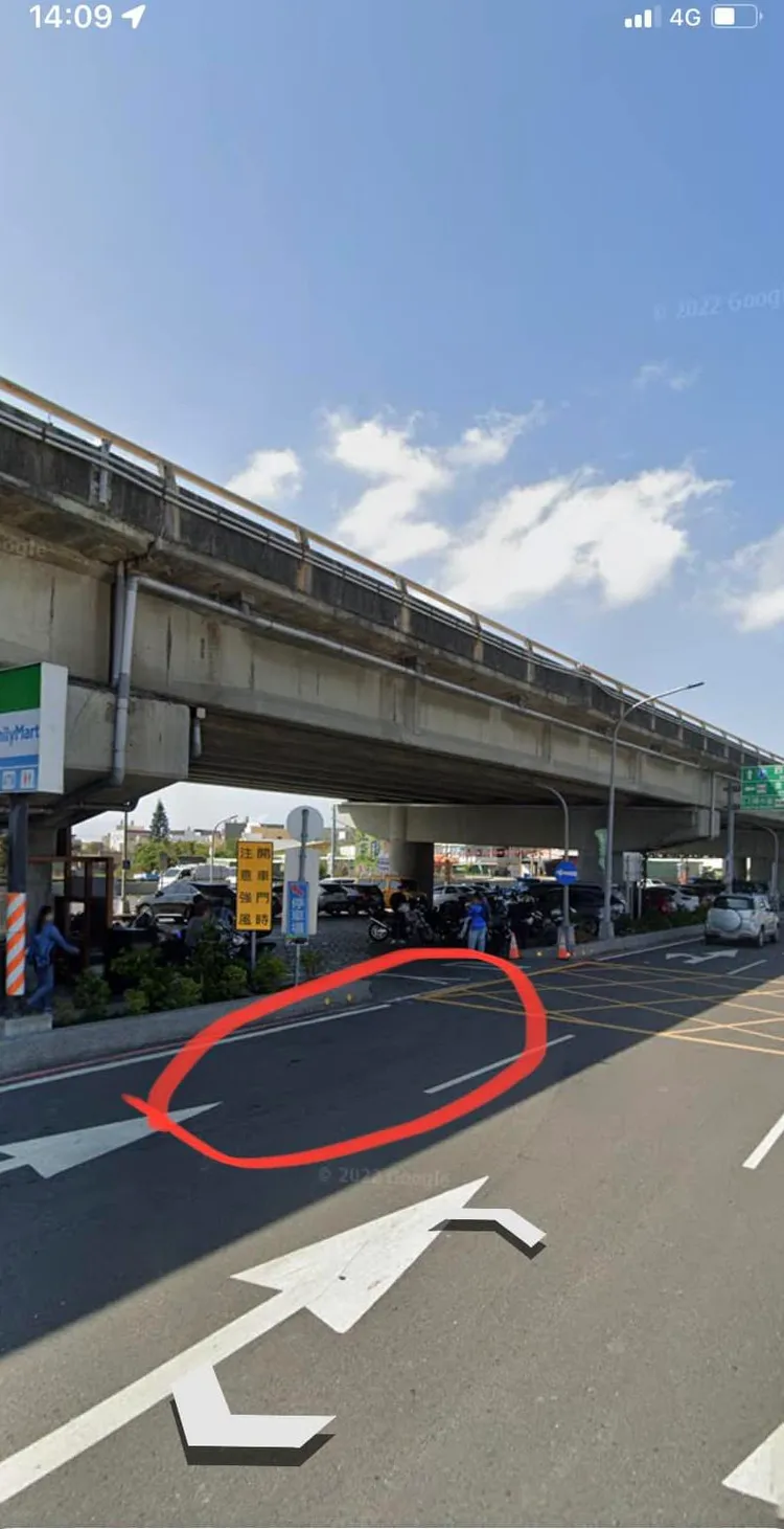 被害人說，賓士車一開始停在紅圈的位置。翻攝臉書