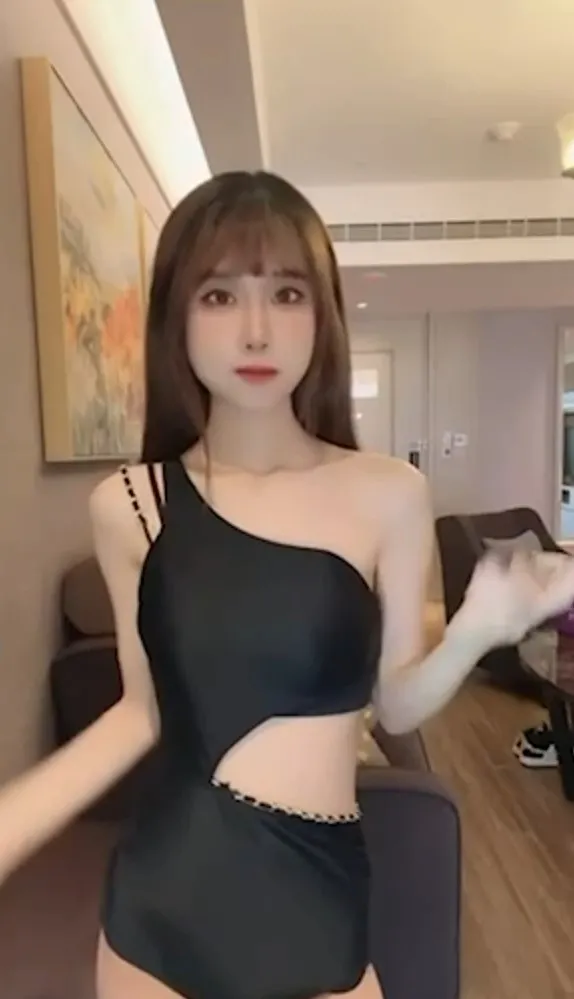 中空泳衣展露纖細身材。TikTok :_acid_acid33.1 提供