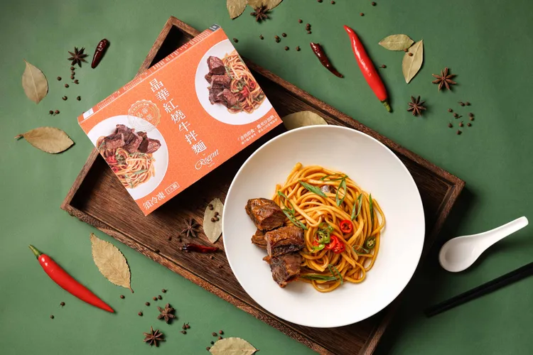 晶華紅燒牛拌麵使用晶華牛肉麵湯底與川味醬結合成獨門拌醬，搭配口感Q彈的手打麵。業者提供