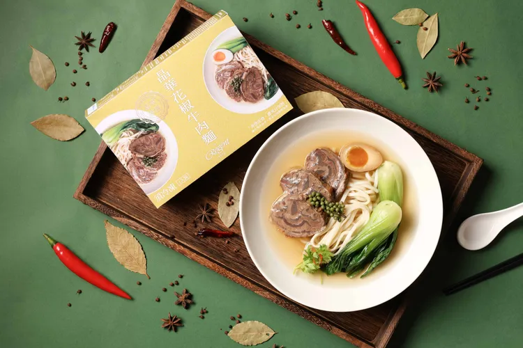 晶華花椒牛肉麵是以冠軍清燉湯底加入花椒調製而成，微辛帶清香的口感讓人回味無窮。業者提供