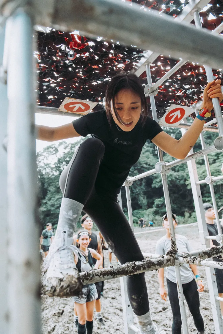 梁舒涵全身泥濘。寬寬整合行銷提供