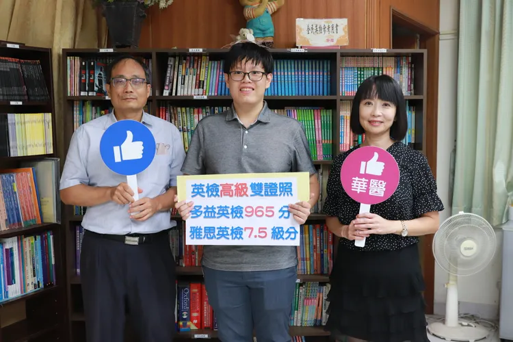 教務長張耀宗(左)到場祝賀、讚揚。校方提供