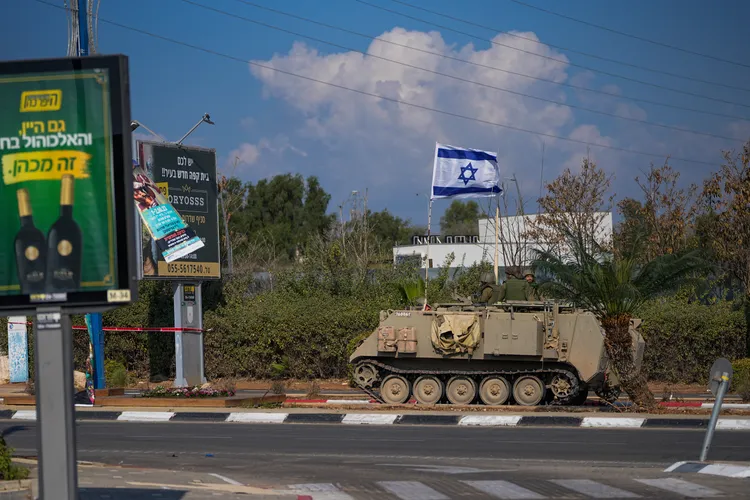 以色列國防軍的裝甲車16日被拍到往加薩走廊邊境移動。美聯社