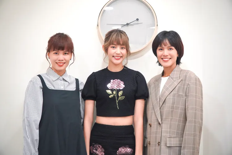 《初戀你我他》雙胞胎導演薇婉（左）、宛薇（右），向泰蒂婭安利許光漢。希望影視提供