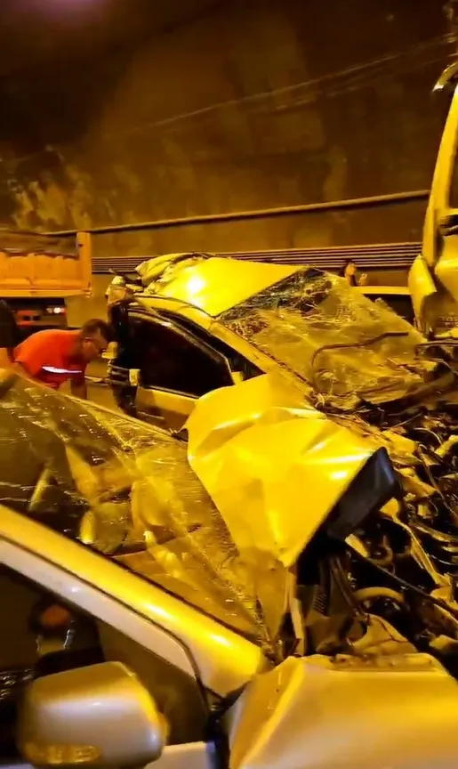 車頭都毀了。翻攝自記者爆料網