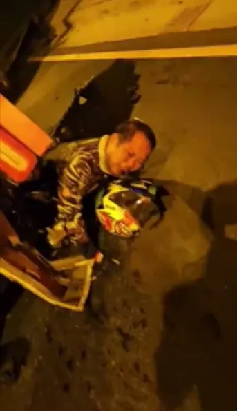 騎士被壓在車下，表情相當痛苦。翻攝自記者爆料網
