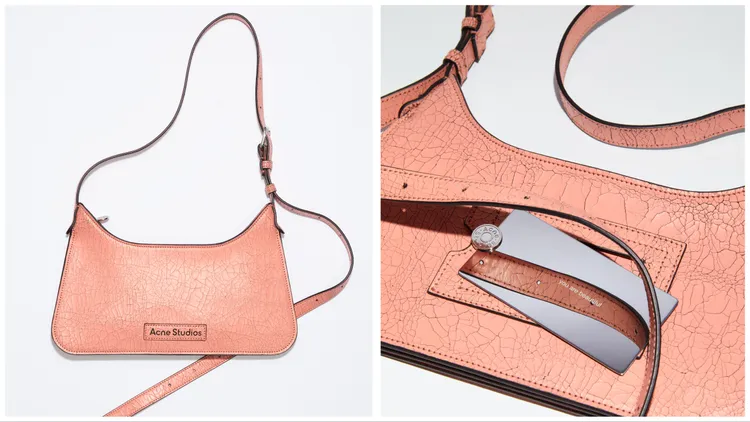 Platt粉色小包在後方卡夾處附有小鏡子。品牌提供