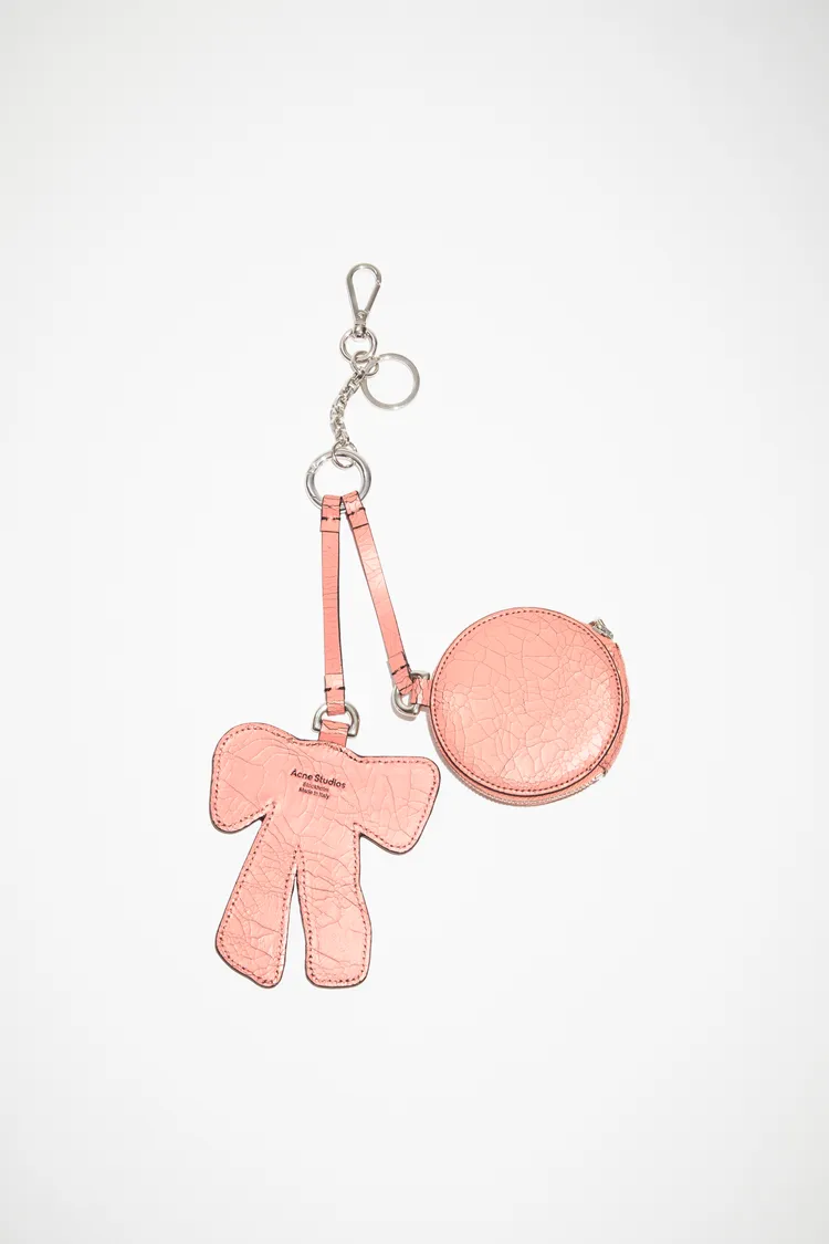 裂紋粉色皮革所製成的Apor鑰匙圈限量開賣。品牌提供