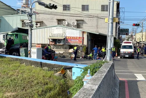 驚悚片|機車婦綠燈起步慘遭曳引車右轉撞輾 大量血胸命喪街頭