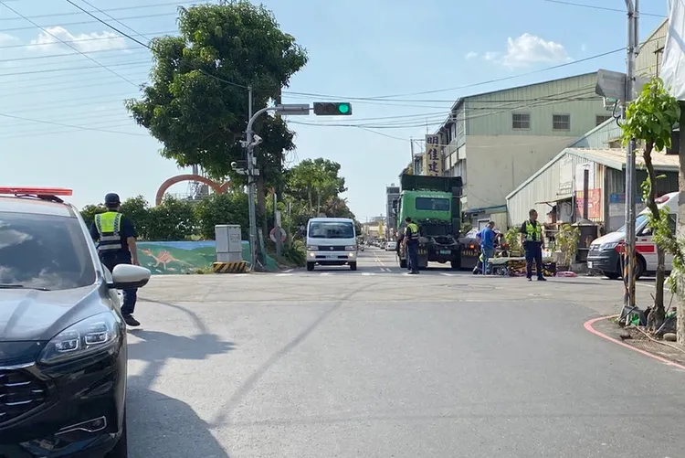 曳引車右轉撞上直行機車肇事。讀者提供