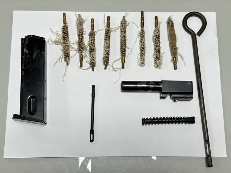 束口袋裡裝有彈匣等槍枝零組件，警方將進一步追查來源。民眾提供