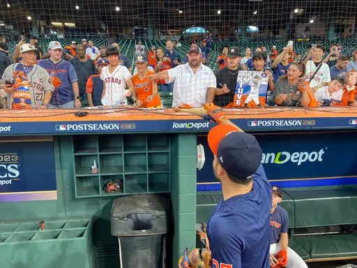 台灣正妹獲太空人球星親手致贈球棒　身份曝光！竟是黑豹旗女投手