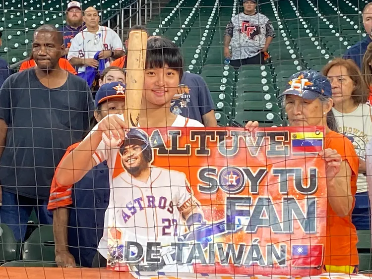 林亭喜獲奧圖維球棒。   翻攝Brian McTaggart推特 