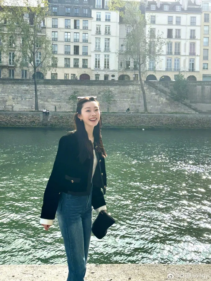 宋軼果然秀出在巴黎遊玩的照片。翻攝宋軼微博