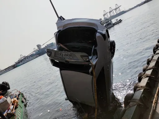 汽車衝入前鎮漁港!消防隊急出動 駕駛救起不治